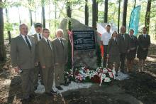 Odsłonięcie pomnika poświęconego żołnierzom placówki odbiorczej zrzutu cichociemnych w operacji „ADOLPHUS”